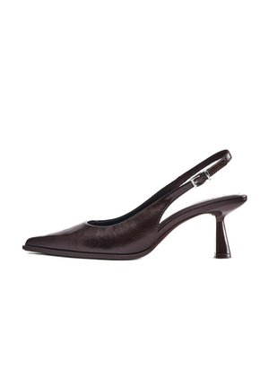 Escarpin slingback en cuir brun foncé avec bout pointu et talon mi-haut évasé, doté d'une bride réglable avec boucle argentée.