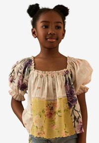 Blusa floreale con maniche a sbuffo, dotata di scollatura quadrata, motivi misti in colori pastello e orlo arricciato con accenti floreali.