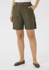 Szorty w oliwkowym kolorze wykonane z lekkiego materiału o luźnym kroju, wyposażone w dwie przednie kieszenie i dwa ozdobne guziki przy talii.