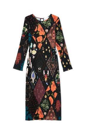 Langarmkleid mit einem mehrfarbigen Design, das florale, geometrische und abstrakte Motive vereint. Hergestellt aus einem strukturierten, dunklen Stoff.
