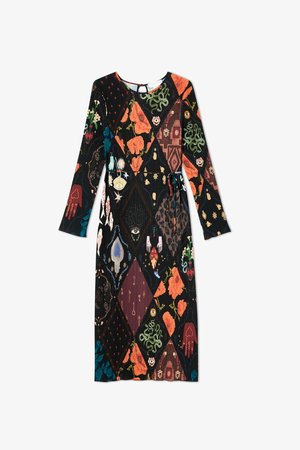 Robe à manches longues présentant un design multimotif avec des motifs floraux, géométriques et abstraits. Fabriquée à partir d'un tissu texturé de couleur sombre.