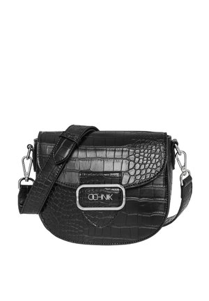 Czarna torebka typu crossbody z ekoskóry o teksturze krokodyla, z regulowanym paskiem i srebrnymi akcentami, posiadająca zapięcie z przodu.