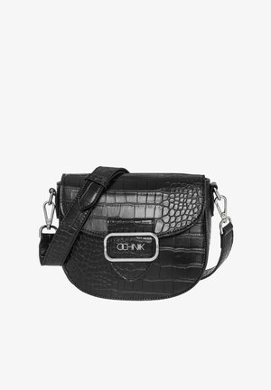 Czarna torebka typu crossbody z ekoskóry o teksturze krokodyla, z regulowanym paskiem i srebrnymi akcentami, posiadająca zapięcie z przodu.