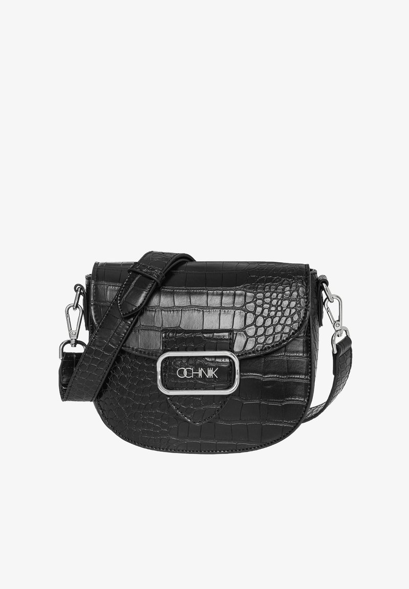 Czarna torebka typu crossbody z ekoskóry o teksturze krokodyla, z regulowanym paskiem i srebrnymi akcentami, posiadająca zapięcie z przodu.