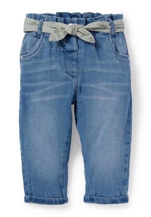 Blaue Denim-Kinderhose mit aufgekrempelten Bündchen und einem grauen gepunkteten Stoffgürtel, der in der Taille zu einer Schleife gebunden ist.