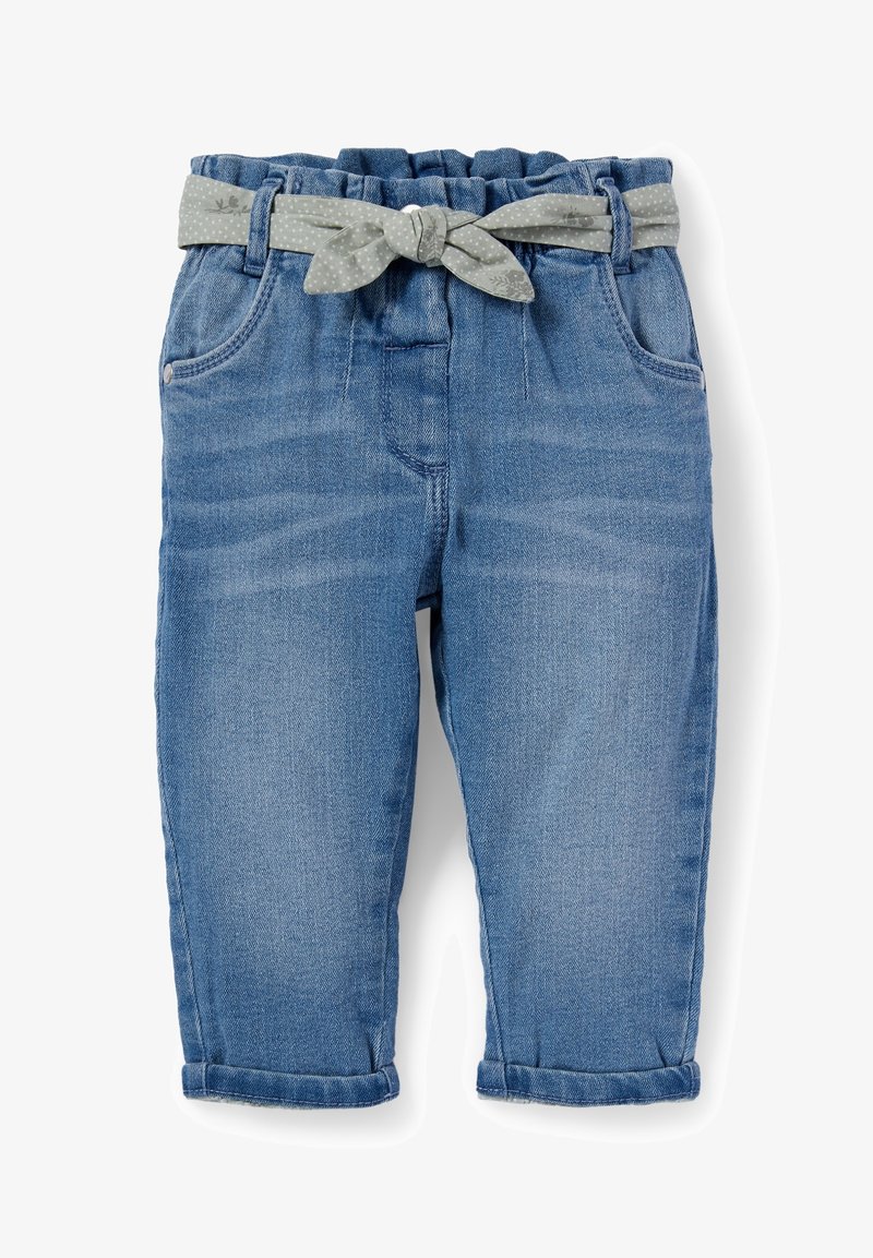 Pantalon en denim bleu pour tout-petit avec revers roulés et ceinture en tissu gris à pois nouée en nœud à la taille.