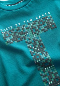 Tyrkysové bavlněné tričko s grafickým designem překrývajících se čtverců v různých odstínech, s bílým a šedým textem "BAKER BY TED BAKER."