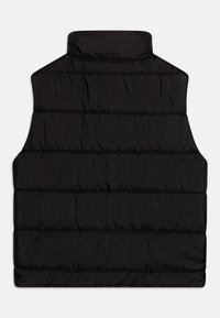 Gilet isolante nero con colletto alto. Realizzato in tessuto lucido, presenta dettagli trapuntati orizzontali e senza maniche. Texture liscia in tutto.