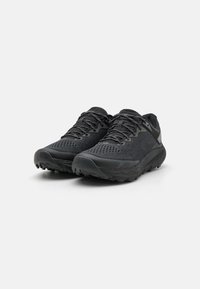Baskets de course noires avec une tige en mesh texturé, un capuchon de protection renforcé et des lacets contrastés. Semelle en caoutchouc crantée pour une bonne traction.