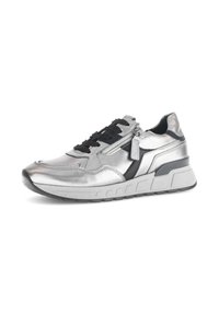 Zilveren metallic sneaker met een zwart accent, vetersluiting, gestructureerd oppervlak, stevige zool en een ritsdetail aan de bovenkant.