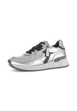 Zilveren metallic sneaker met een zwart accent, vetersluiting, gestructureerd oppervlak, stevige zool en een ritsdetail aan de bovenkant.
