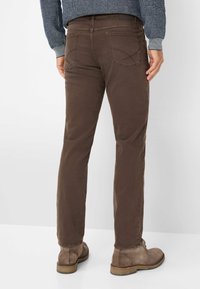 Pantaloni marroni a gamba dritta realizzati in morbido cotone, dotati di tasche posteriori con cuciture decorative e una texture liscia.