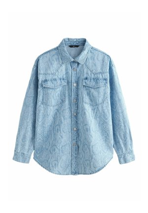 Cămașă din denim de un albastru deschis, cu o textură subtilă în imprimeu de șarpe, având un guler ascuțit, două buzunare pe piept și nasturi din metal argintiu.