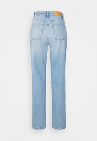 Jeans de ganga azul claro com um design de perna reta, cinco bolsos e um retalho na cintura. Apresenta costuras visíveis e uma textura desbotada.