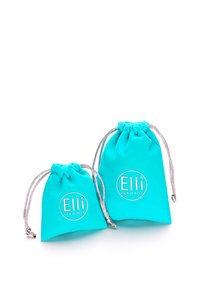 Sacs à cordon en tissu turquoise, un grand et un petit, avec des accessoires en argent et le logo "Elli WE ♥ JEWELS" imprimé en évidence.