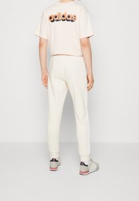 adidas Originals Teplákové kalhoty - white