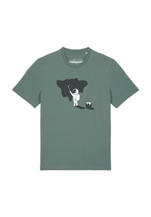 Groen T-shirt met een afbeelding van een astronaut die een sterrenhemel schildert op een donker onregelmatig vlak naast een verfpot.
