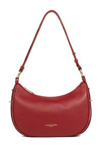 Borsa a spalla in pelle rossa con forma curva, dettagli in metallo dorato, chiusura zip e tracolla regolabile. Marchio visibile sul davanti.