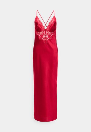 Robe nuisette en satin rouge avec des détails en dentelle au niveau du décolleté, dotée de bretelles croisées ajustables et d'un ourlet droit.