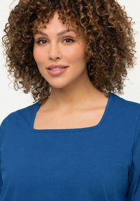 Ulla Popken CARREE-AUSSCHNITT - Jednoduché tričko - blue