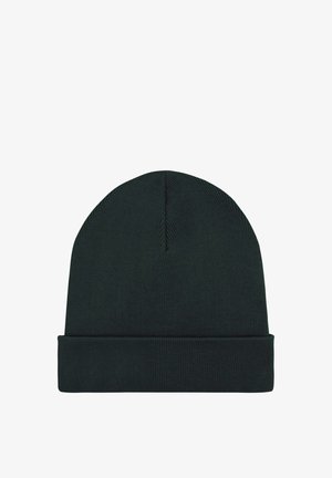 Căciulă tricotată verde închis, cu margine pliată și textură netedă. Partea superioară este rotunjită, iar țesătura prezintă detalii subtile cu nervuri.