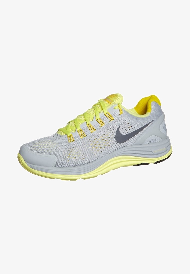 Chaussure de course Nike gris clair et jaune avec une tige en mesh, des lacets jaunes, une semelle amortie et un logo Swoosh noir sur le côté.