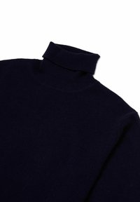 Maglione a collo alto blu navy realizzato in un tessuto morbido, con una vestibilità aderente e un colletto a coste, dotato di maniche lunghe e cuciture minime.