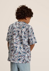 Korte mouwen bloemenoverhemd met een wit, blauw en rood bladpatroon. Zachte stof, relaxte pasvorm, met een ronde halslijn en de achterkant weergegeven.