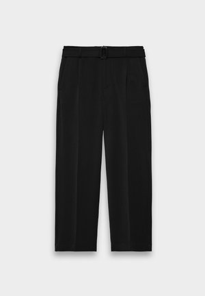 Zwarte wijde broek van gladde stof, met een gebonden tailleband, twee zijzakken en voorplooien voor extra structuur.