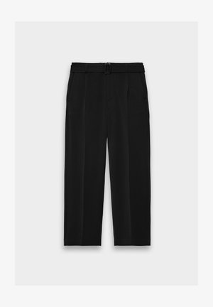 Pantalones de pierna ancha negros, confeccionados con una tela suave, que cuentan con una cintura con cinturón, dos bolsillos laterales y pliegues delanteros para mayor estructura.