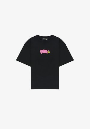 Maglietta nera a maniche corte con scritta in bolle rosa "BARROW" e una piccola faccina sorridente gialla sul petto sotto la scollatura.