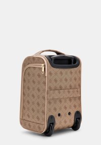 Valigia marrone a motivo, con piccole ruote nere, rifiniture beige, una maniglia superiore e una tasca frontale con zip.