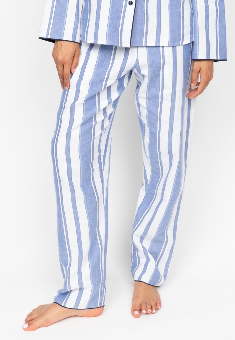 Gestreepte pyjama set in lichtblauw en wit, met lange, loszittende broeken van een gladde stof en contrasterende marineblauwe accenten.