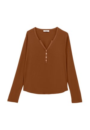 Top marrón de manga larga y cuello en v con una tapeta de botones que presenta cinco botones y un ribete de satén alrededor del escote. Textura suave.