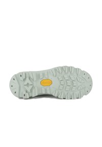 Σόλα παπουτσιού κατασκευασμένη από ανοιχτό γκρι καουτσούκ με βαθιά αυλάκια και κίτρινο λογότυπο Vibram. Διαθέτει γωνιώδεις μορφές και ποικίλες υφές για καλύτερη πρόσφυση και υποστήριξη.