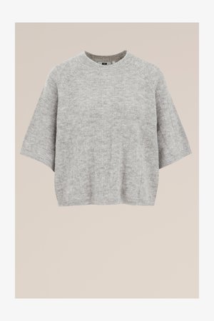 Lichtgrijze gebreide trui met korte mouwen, voorzien van een ronde halslijn en ribbelstructuur. Eenvoudig ontwerp, zachte stof en een ontspannen pasvorm.