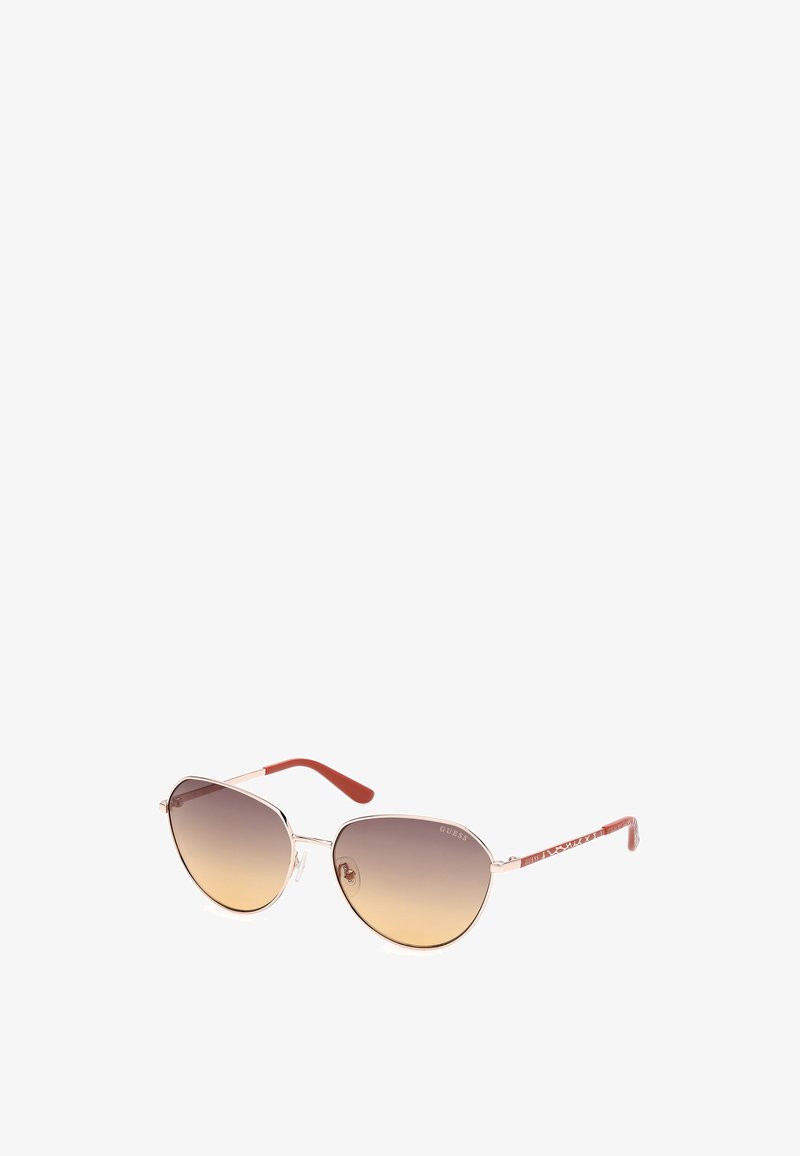 Ochelari de soare aviator cu lentile gradient de culoare maro, ramă metalică aurie și brațe accentuate cu roșu, având un model texturat.
