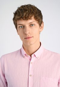 Lichtroze button-up overhemd van textiel met een zak en een kleine kraag met knoopaccenten. Eenvoudig en modern ontwerp.