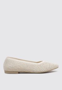 Bailarina en beige, con tejido texturizado y rayas verticales, con un sutil brillo. Punta afilada y tacón bajo para una silueta elegante.