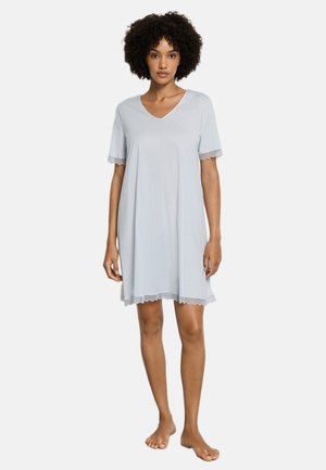 Nuisette bleu clair en tissu doux, présentant un décolleté en V, des manches courtes, et une bordure en dentelle festonnée aux manches et à l'ourlet.