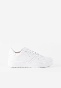 Baskets blanches en cuir lisse, avec un bout arrondi, des détails perforés et des lacets plats. Logo embossé au niveau du talon.