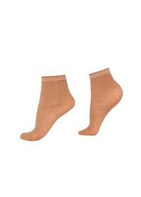 Calcetines tobilleros color tostado con un patrón floral texturizado; banda superior acanalada; tejido suave y transparente; diseñados para ajustarse a las contornos del pie.
