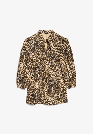 Leopardimustriga pluus, millel on lipsukaelus, pikad pihikuga varrukad ja lõdvestunud lõige. Valmistatud pehmest materjalist tekstuurse viimistlusega.