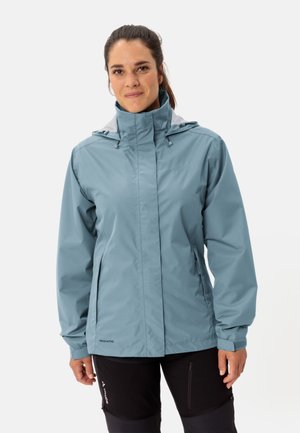 Veste imperméable bleu clair avec col haut et capuche ajustable. Caractéristiques : texture lisse, fermeture éclair devant et poches zippées.