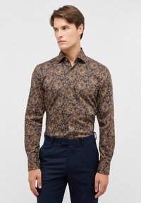 Langarmshirt met een donkerbruine basis, met een paisleypatroon in goud, beige en rood. Button-down kraag, getailleerd model.