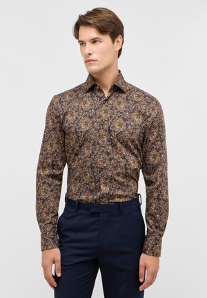 Langarmhemd mit dunkelbraunem Grund, das ein Paisleymuster in Gold, Beige und Rot aufweist. Mit klassischem Kragen, taillierte Passform.