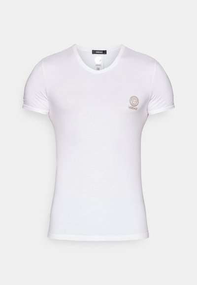 Bela kratka majica s kratkimi rokavi, izdelana iz gladkega materiala, z v-izrezom in majhnim zlatim logotipom leva na levi prsi.