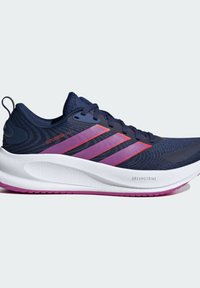 Granatowe buty biegowe z różowymi i fioletowymi akcentami, charakteryzujące się oddychającą siateczką, amortyzującą podeszwą oraz teksturowanym wzorem na tkaninie.