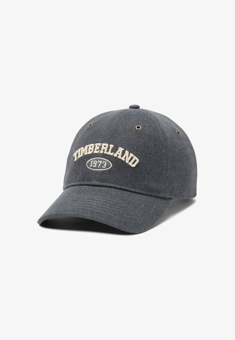 Casquette gris foncé en tissu, avec une couronne arrondie et une visière rigide et courbée. "TIMBERLAND 1973" brodé en écru à l'avant.