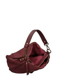 Sac en cuir bourgogne avec des accents tissés, une seule bandoulière et une fermeture éclair. Texture lisse et détails en métal doré.